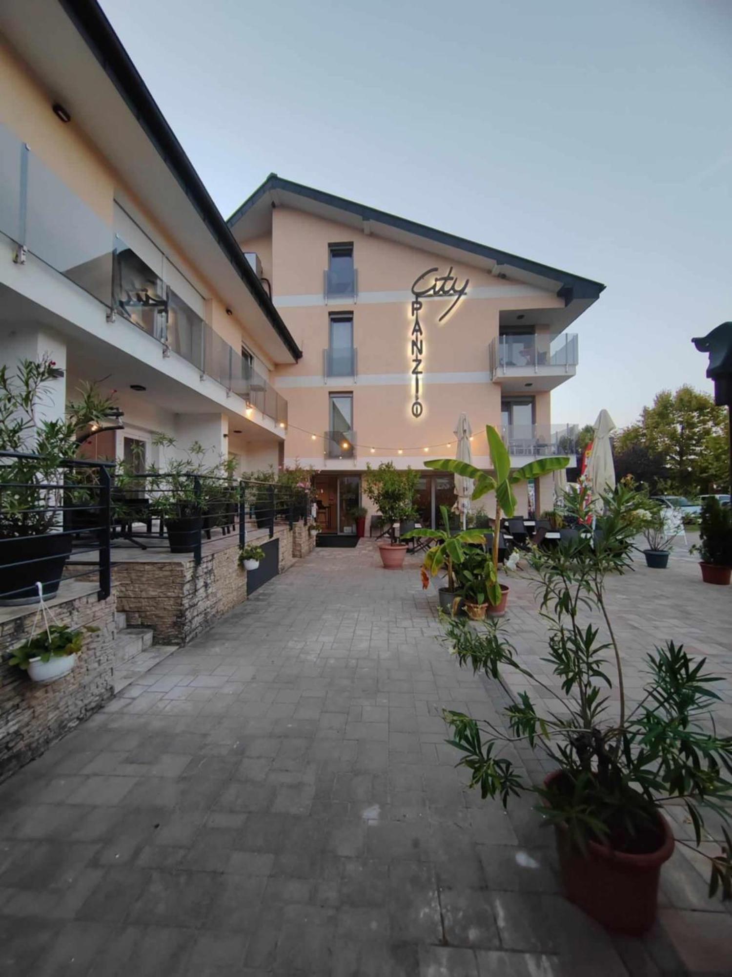 City Panzio Balatonlelle Extérieur photo